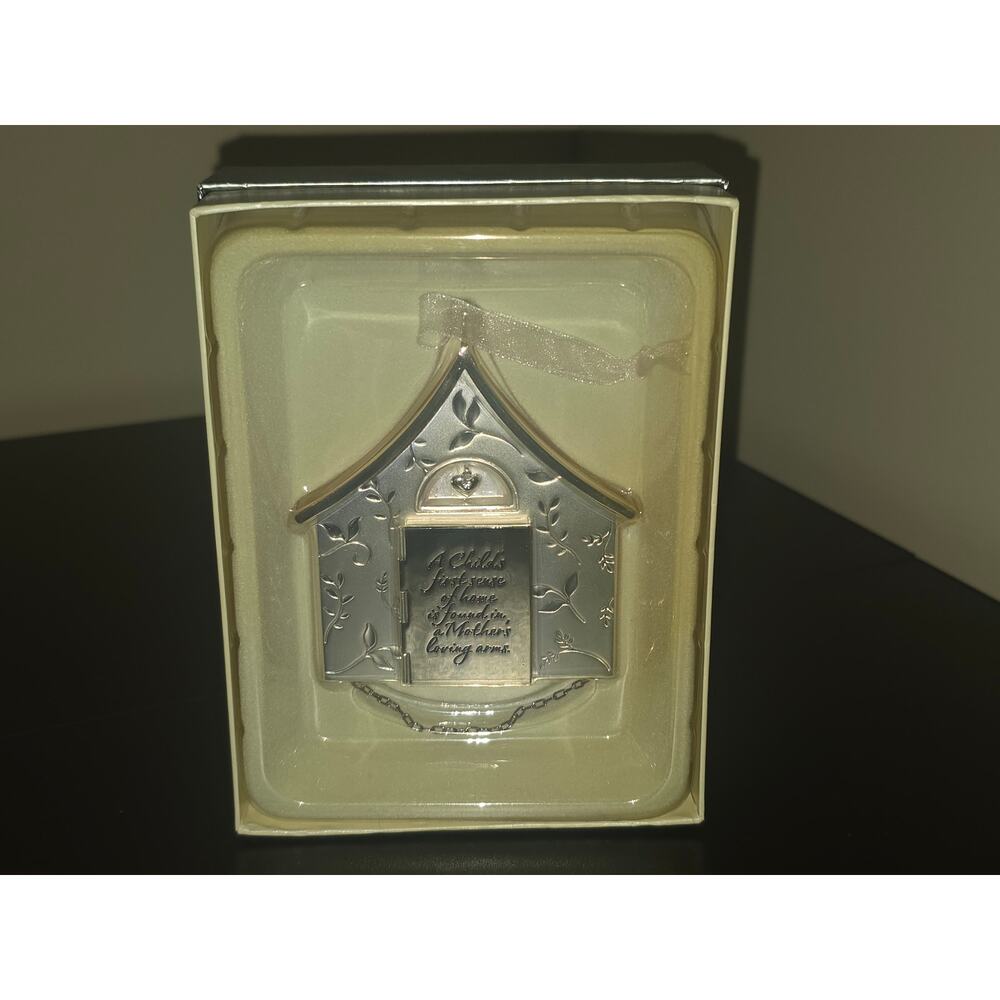 Hallmark Keepsake Ornament 2004 A Child's First Sense of Home with photo charm